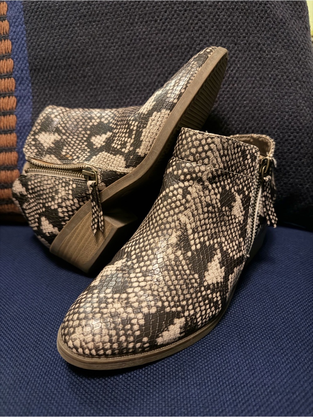 Ankle Booties with snakeskin design… unbranded but great condition sz 6 - Picture 2 of 5